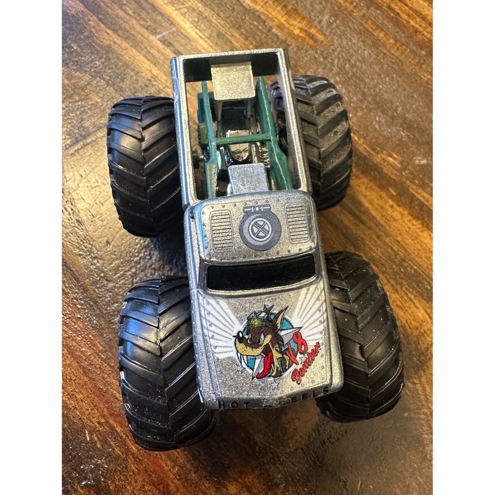 Monster Jam V8 Bomber Monster Truck 1:64 Die-Cast Hot Wheels Shark Mouth - Picture 6 of 7